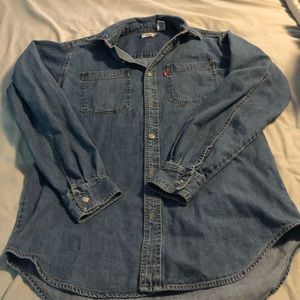 Classic men’s Levi’s button front denim shirt